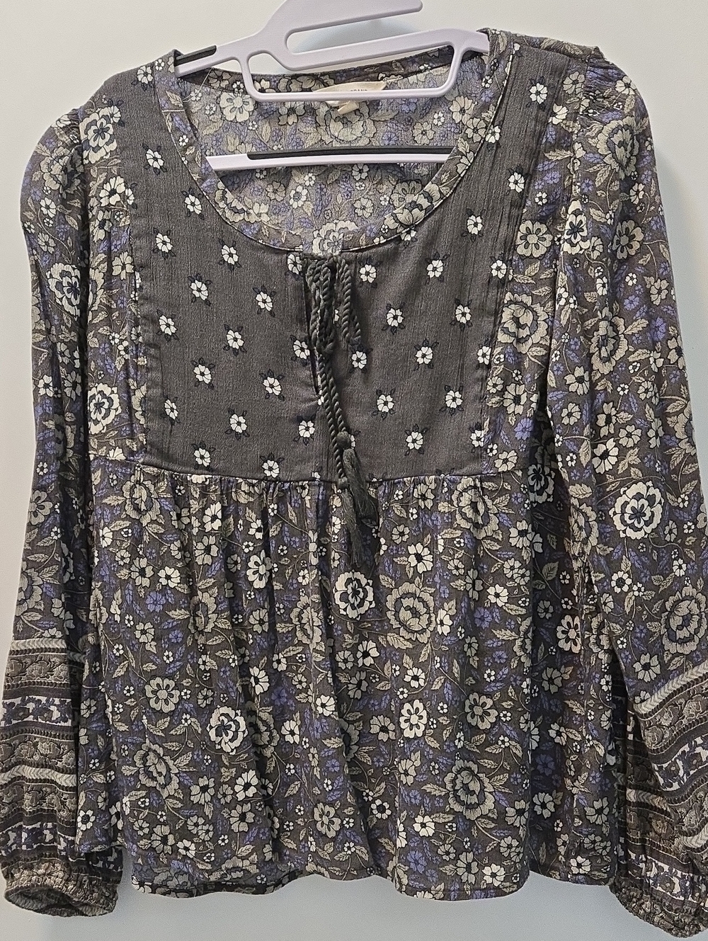 Lucky Brand Gray and Lavender Floral Long Sleeve Peasant Blouse. Size Medium.